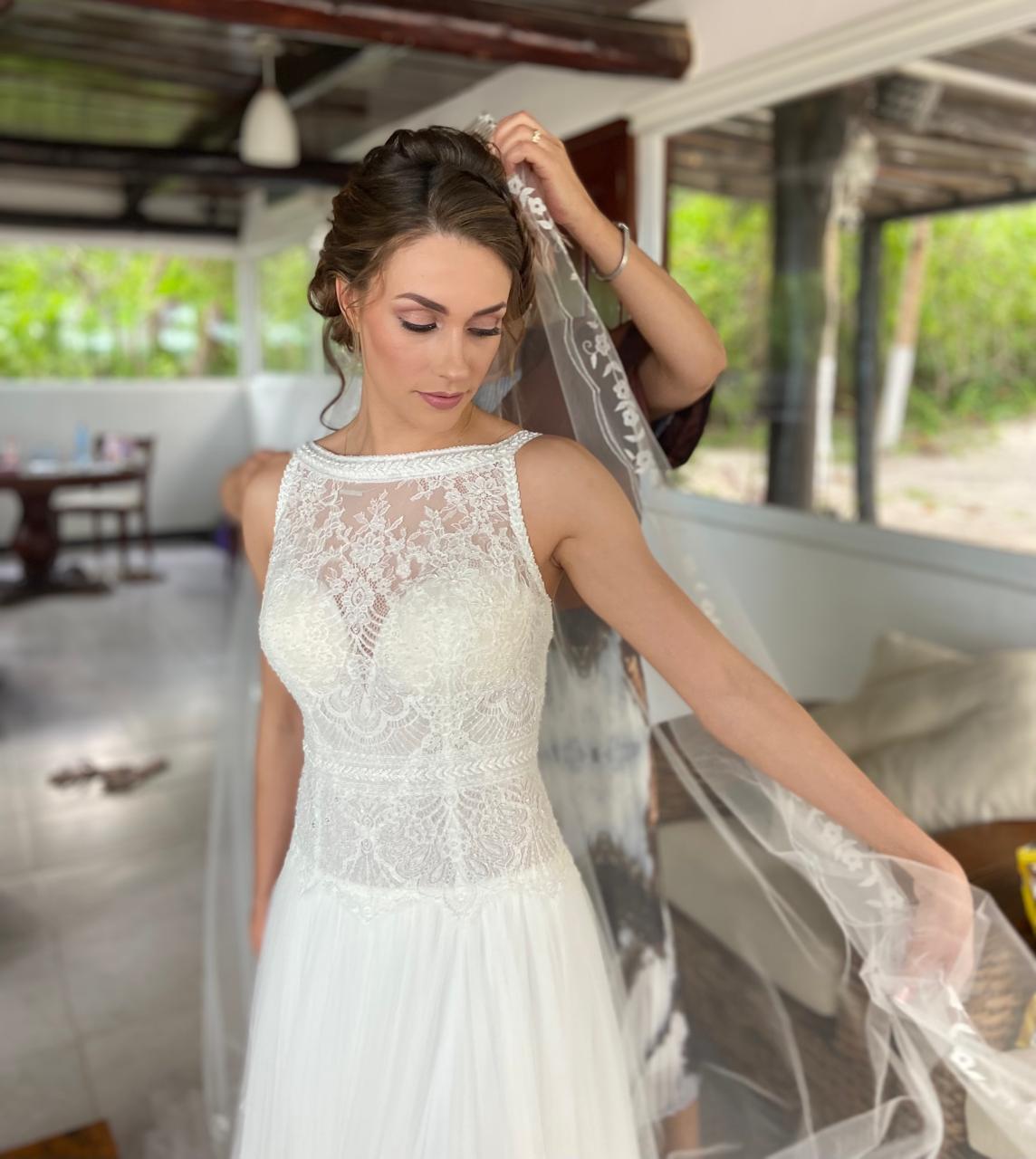 Bride with lace dress and veil